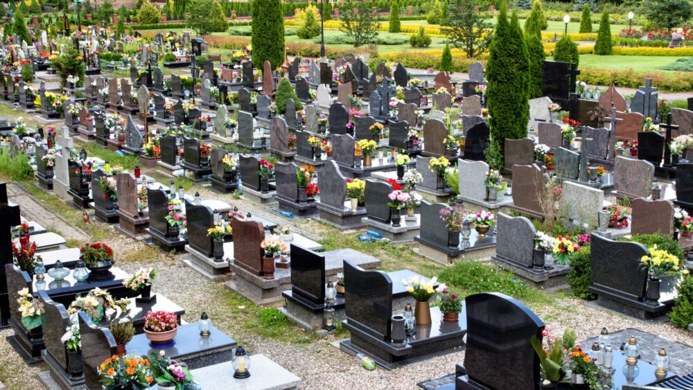 Cmentarz we śnie – co mówi o zakończeniu pewnego etapu?